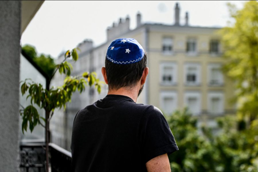 Victim of antisemitism on Shabbat says he’s afraid to wear kippah on London streets