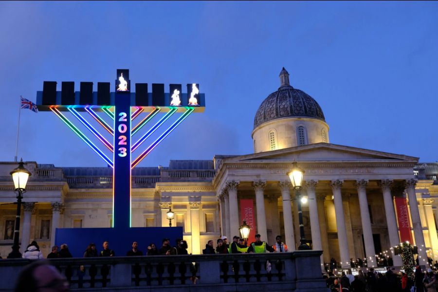 Giant Trafalgar Square taken down because of strong windds